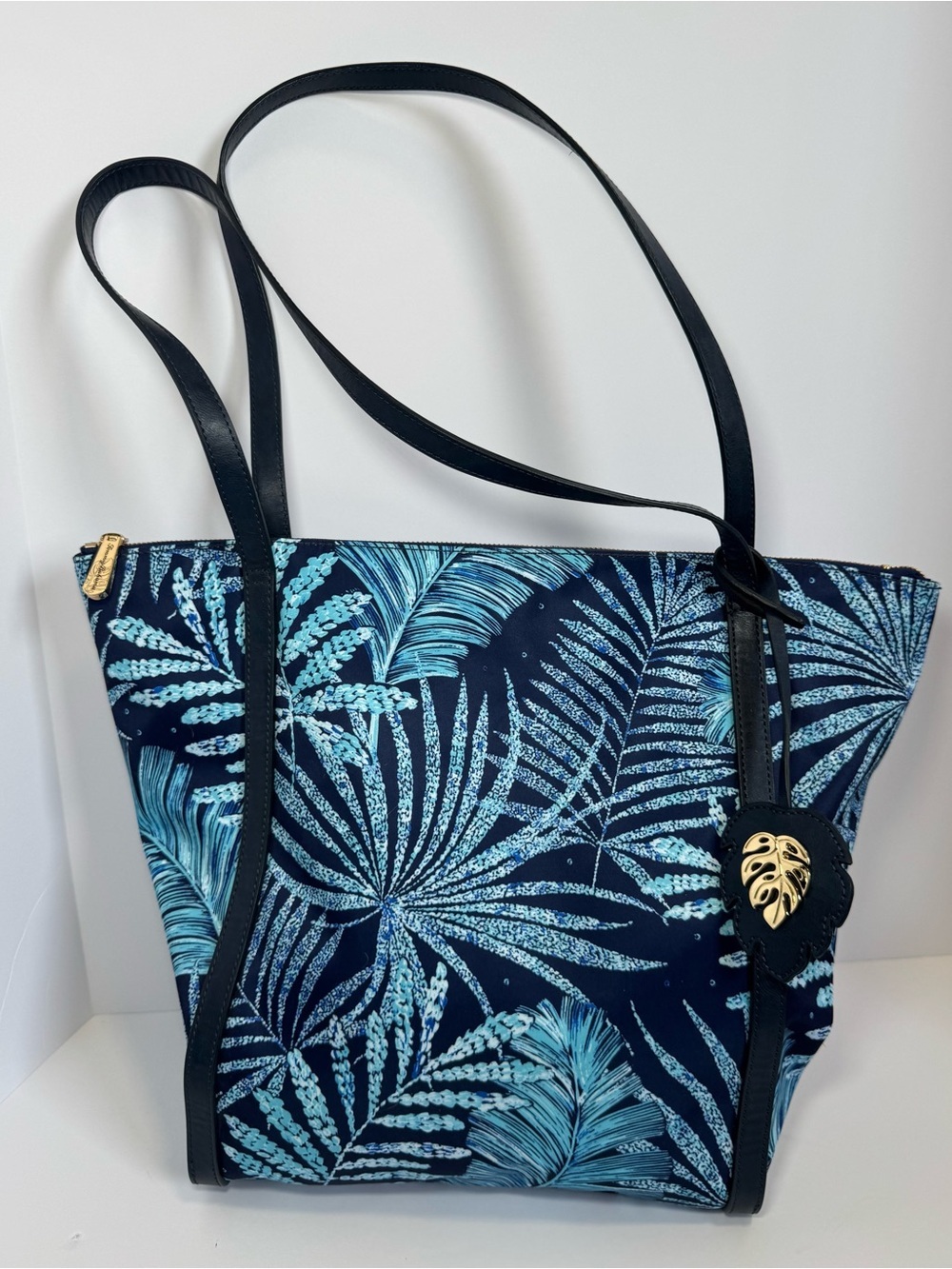 Tommy Bahama tote with zipper closure